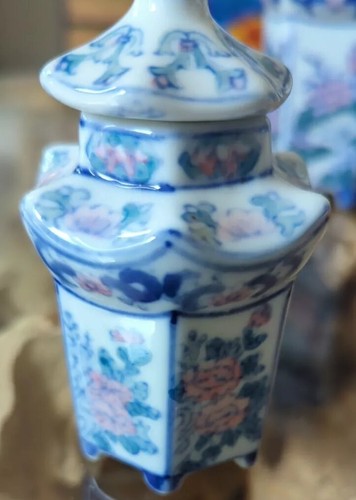 Chinese Blue And White Lidded Pagoda Vase Miniature 10cm Immaculate Condition - Picture 3 of 7