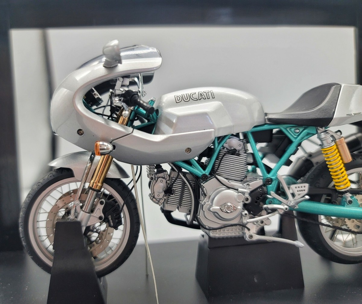 AUTOart Ducati 1:12モデル　ポールスマート Amazon.co.jp: AUTOart 1/12 ドゥカティ ポールスマート 1000