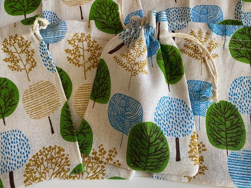 Konvolut 10 Stück Baumdruck Kordelzug Geschenktüten Forest Inspire Natur Leinenbeutel - Bild 4 von 4