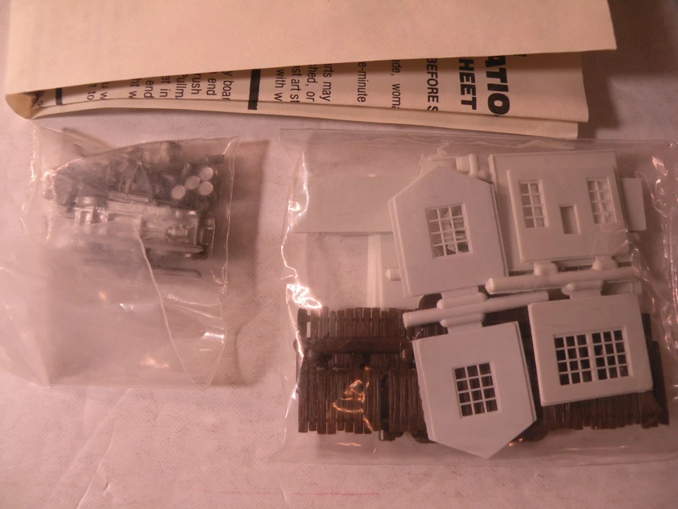 Micro Engineering 65-139 N 1940s Gas Station with Tow Truck Kit New Open Box - Image 4 of 4