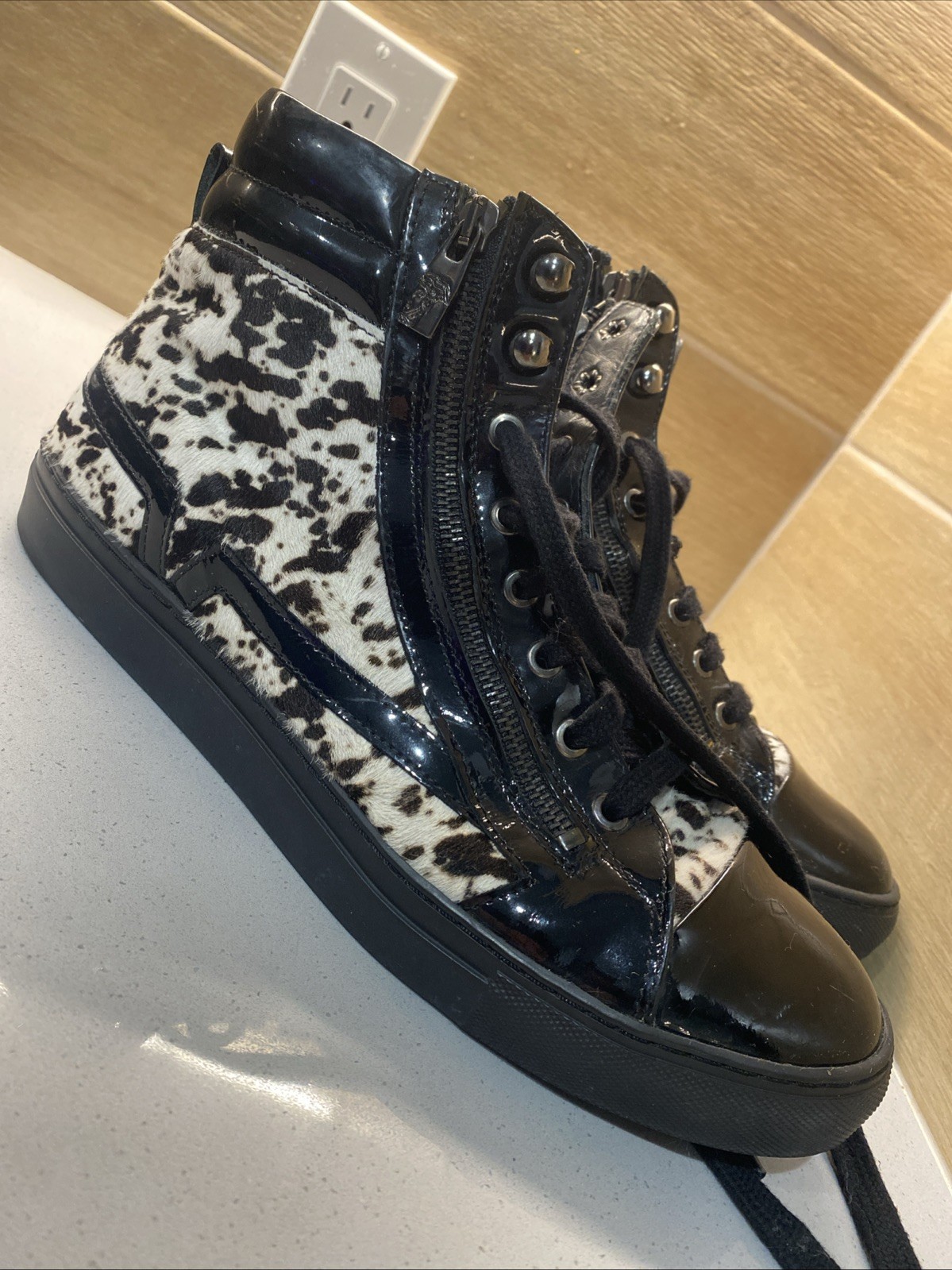 Sneakers Versace Collection Pony Hair in pelle verniciata HI Top con zip ?