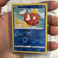 Carta Pokemon Flying Magikarp 039/192 Reverse Holo Pikachu sulla spiaggia arte LP