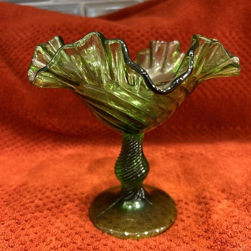 Beautiful L.E. SMITH FOREST GREEN RUFFLED GLASS SWIRLED STEM COMPOTE 6” T X 6”D - Picture 2 of 5