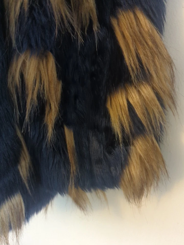 Hermoso abrigo chaqueta peludo de piel sintética talla US4 azul marino y capuchino de ASOS  Foto 4 de 4