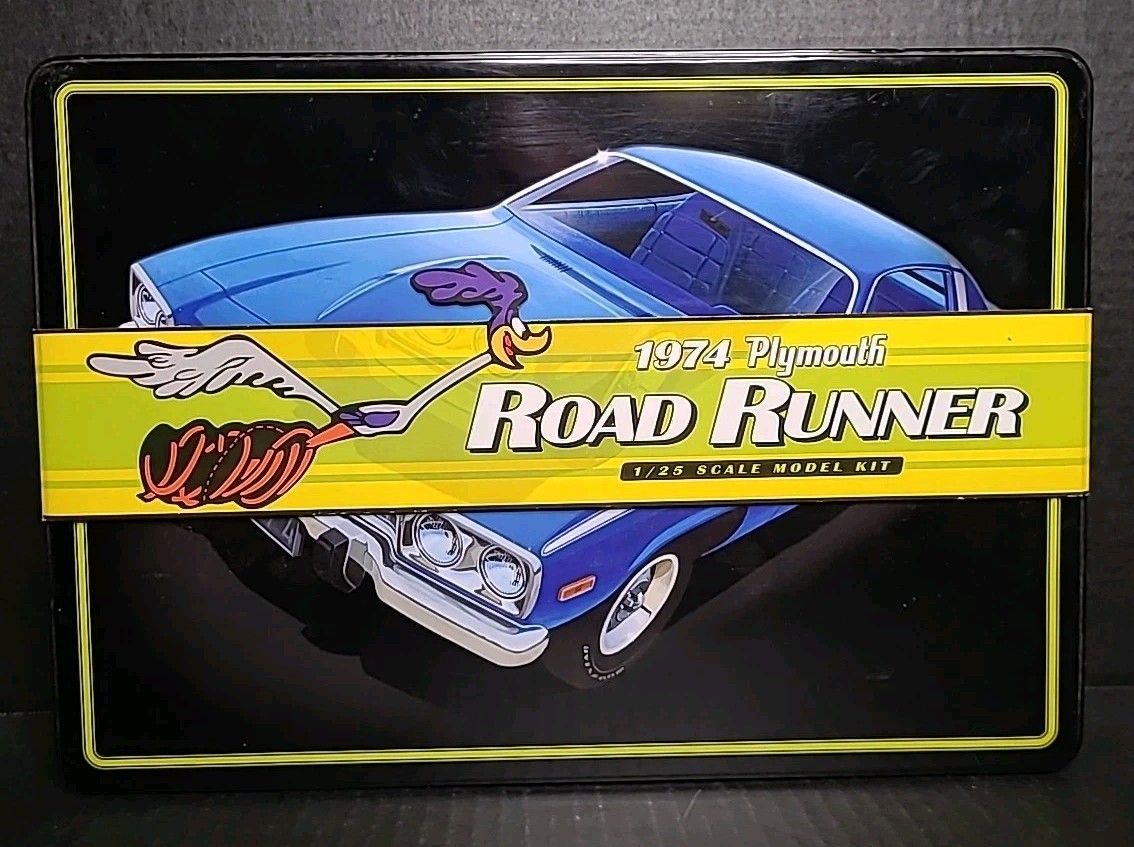MPC 1/25 1974 Plymouth Road Runner In Collectors Tin & 4.5-IN