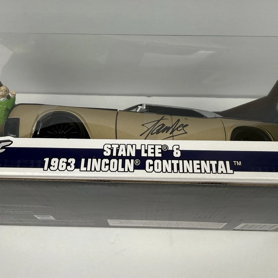 JADA TOYS Stan Lee con Lincoln Continental 1963 escala 1 24 coche fundido a presión NUEVO Foto 2 de 4