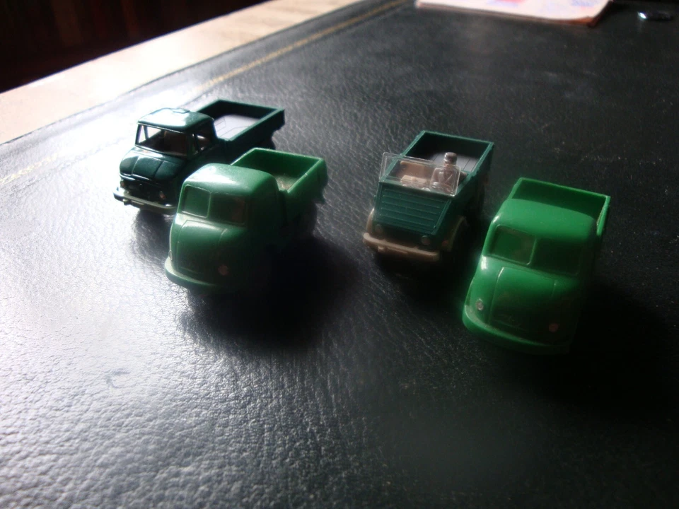 Vier Wiking-Modelle des Unimog aus verschiedenen Zeiten.