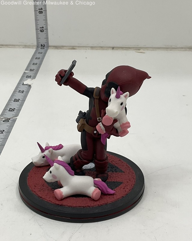 Quantum Mechanix Red Black White Pink Deadpool Unicorn Selfie Q Fig