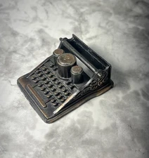 DURHAM INDUSTRIES METAL TYPEWRITER No 19 Die Cast Vintage Figure 1B