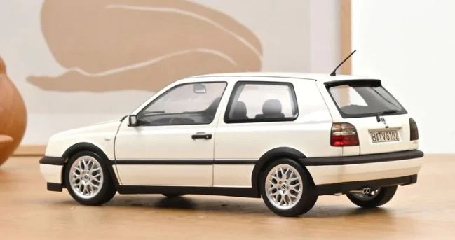 NOREV - Voiture de 1996 couleur blanche - VW Golf GTI - 1/18 - NOREV188508 - Photo 2/4