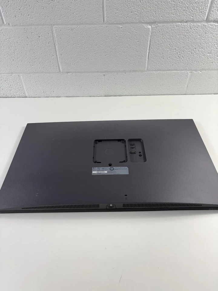 LG 32GQ750-B 32-inch Ultragear 4K UHD (LCD Damage) - Image 3 of 4