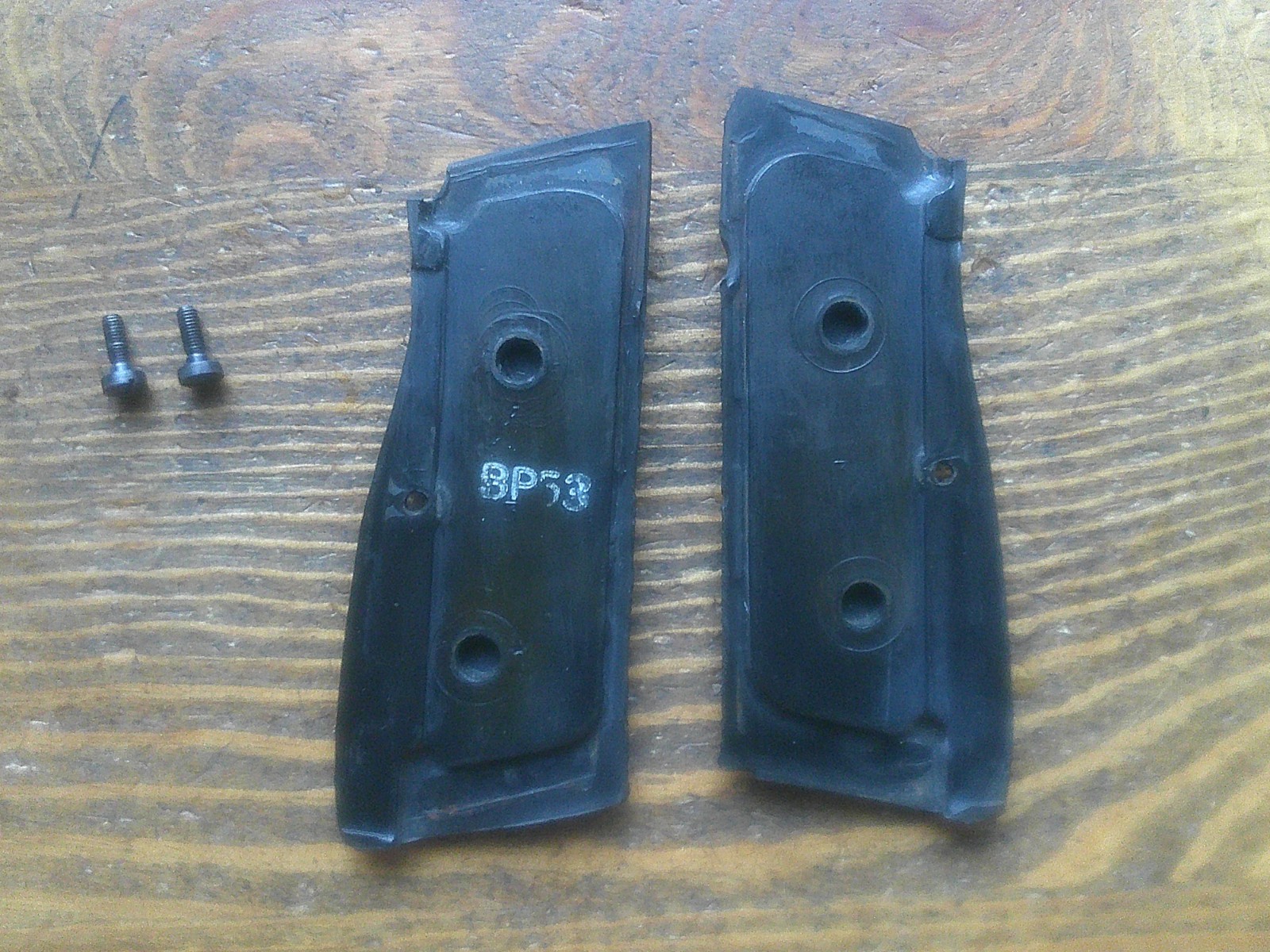 Pachmayr Rubber Signature Grips - Browning Hi-Power w/ Screws