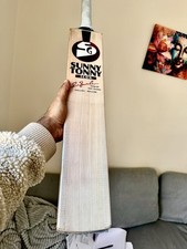 SG Sunny Tonny Icon Grade 1 Cricketschl&auml;ger mit GRATIS SCHUTZPAKET im Wert von &pound;55