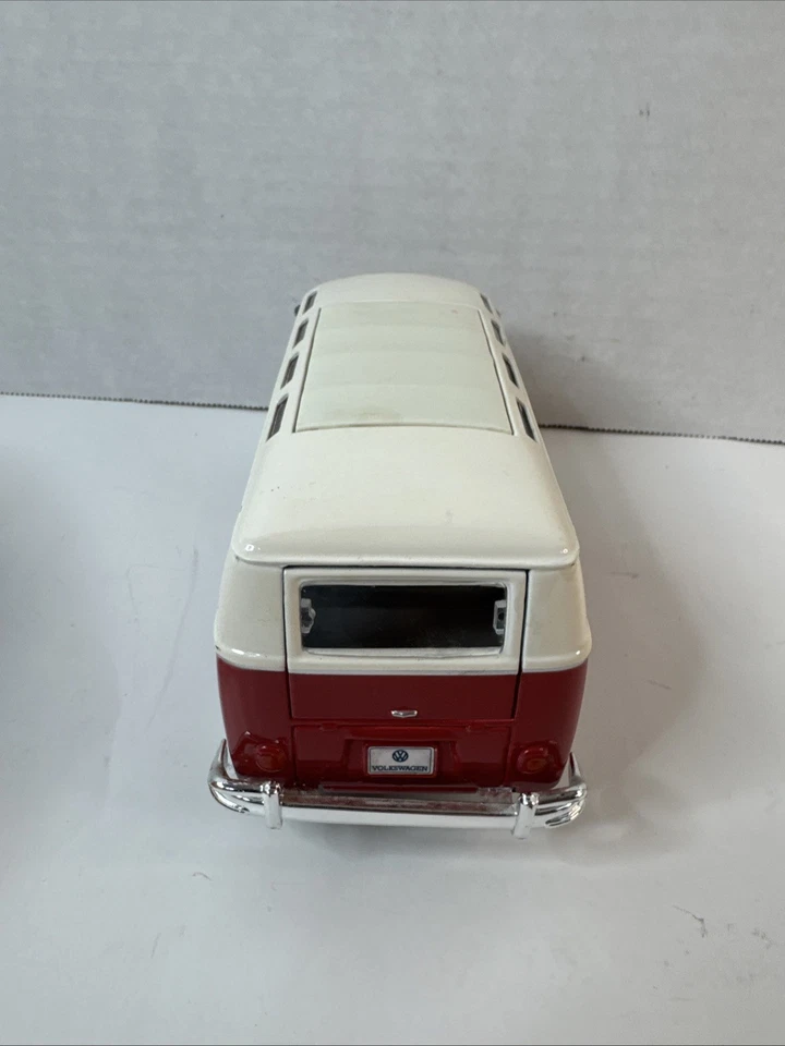 Maisto Volkswagon Camper/Van "Samba" modelo fundido 1:25 vermelho/branco - Imagem 4 de 4