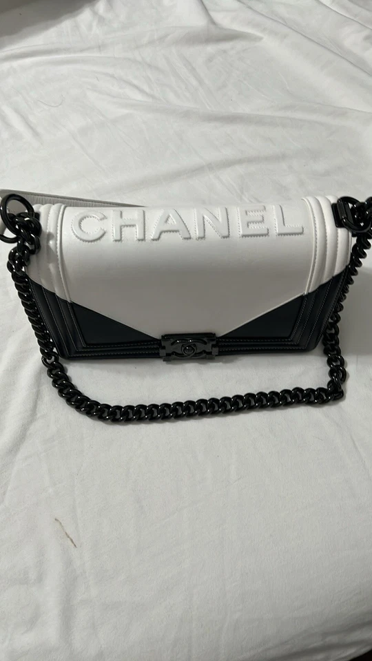 BOLSO NIÑO CHANEL BLANCO Y NEGRO GEOMÉTRICO MEDIANO Foto 3 de 4