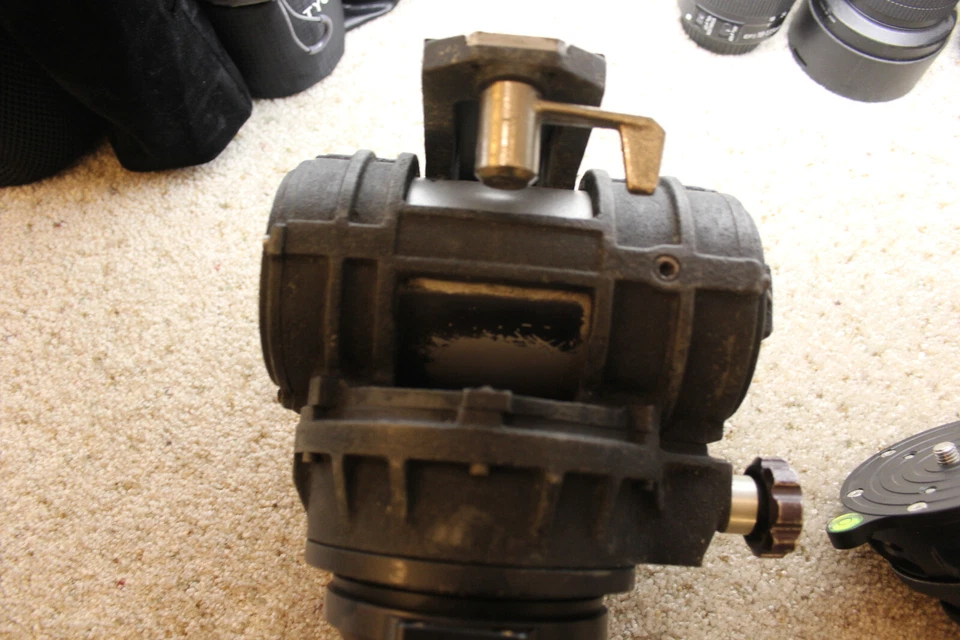 O'CONNOR 50D FLUID HEAD ON RISER GREAT CONDITION - Image 2 of 4
