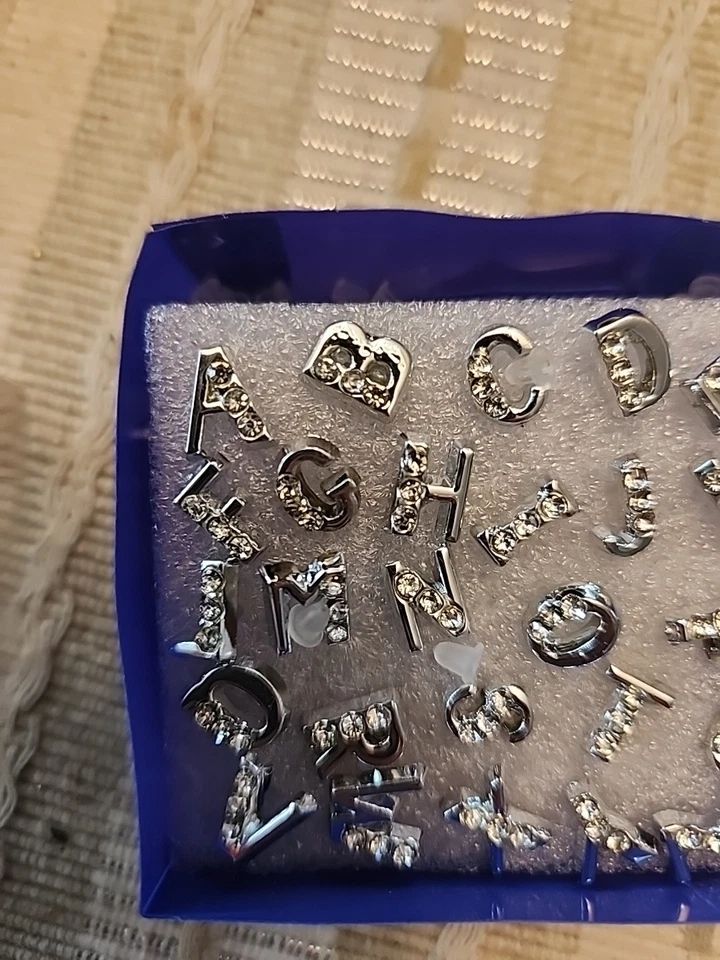 Pendientes alfabeto con postes de silicona Foto 2 de 4