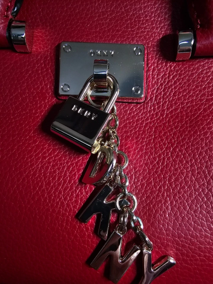 NUEVO CON ETIQUETAS DKNY Bolso Bandolera Rojo Medio Bolso de Mano Precio de venta sugerido por el fabricante $218 ¡Súper lindo! Foto 2 de 4