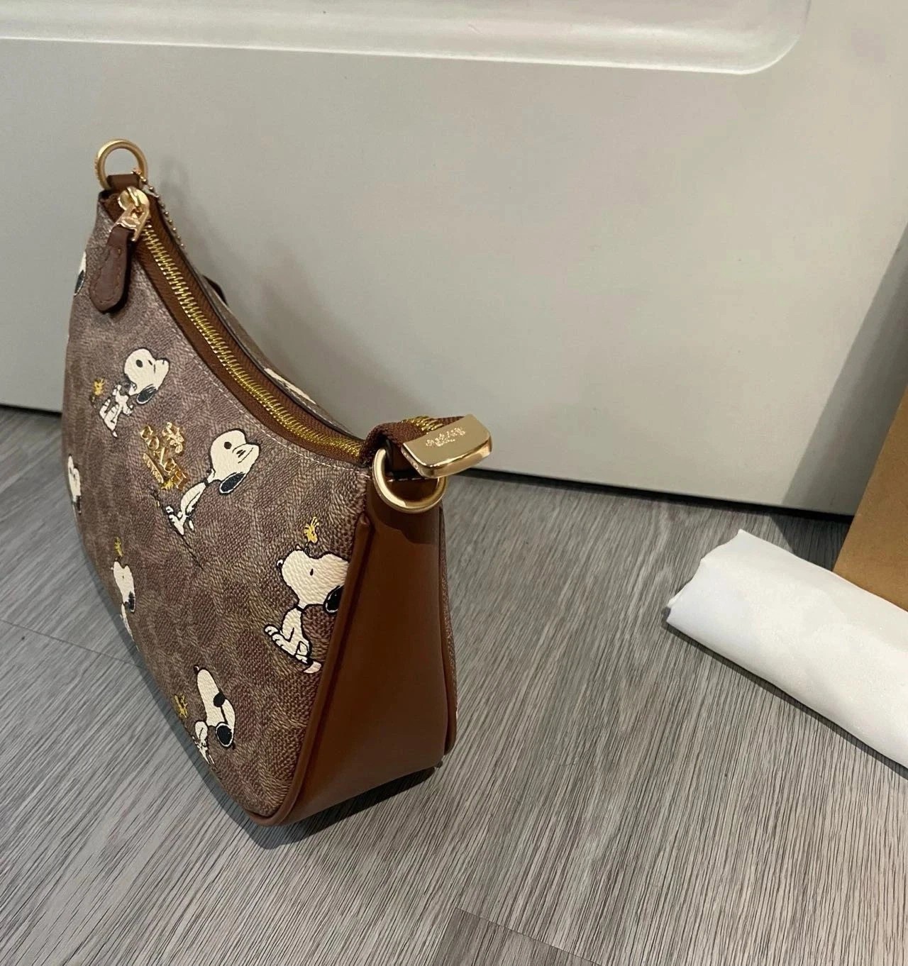 New C.OACH X PEANUTS Teri Shoulder Bag Tan Brown Snoopy Print Signature Canvas
