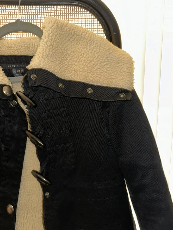 Abrigo Marc Jacobs XSmall Mujer Pesado Forrado Sherpa Cuello Alto Palanca Negro  Foto 3 de 3