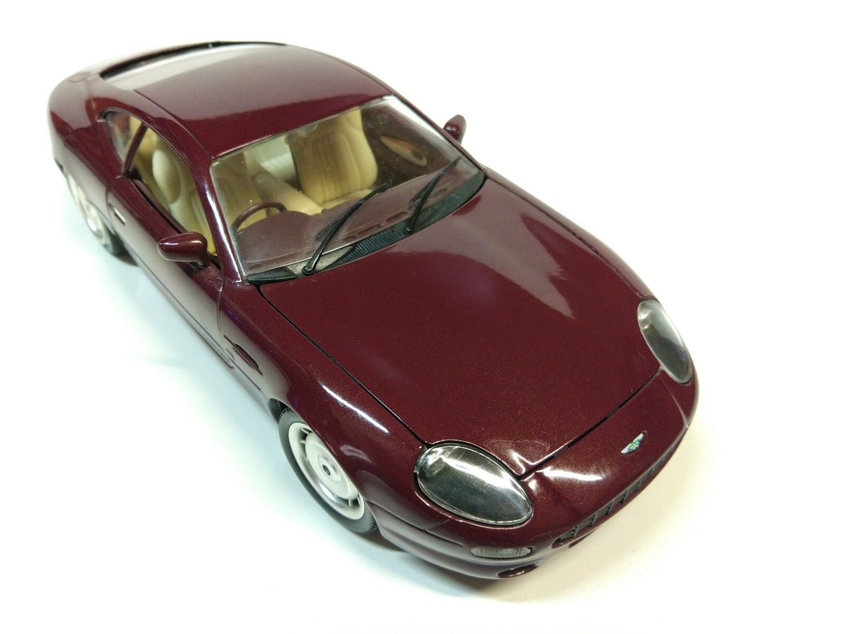 ASTON MARTIN DB7 vert anglais échell 1/18 GUILOY voiture