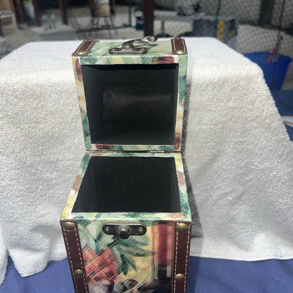 NUEVO Elements Caja de Vino Individual, Uvas, 14-3/4" de Alto, Borde de Cuero Foto 2 de 2