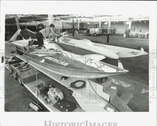 1985 Press Photo Mark Smith polishes Miller American hydro boat in Warren