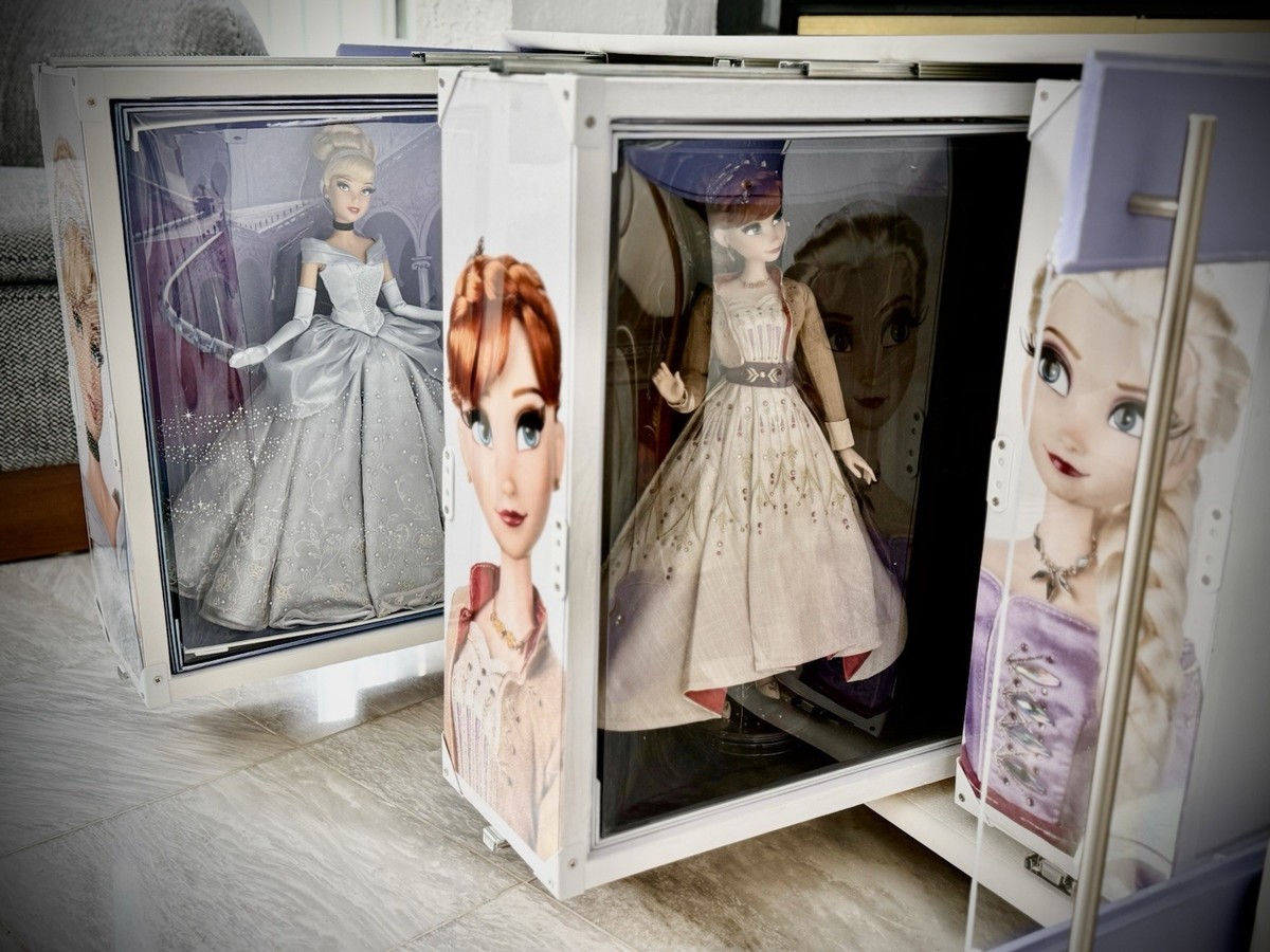 Disney Saks Fifth Ave Dolls Limited Edition Snow White Cinderella