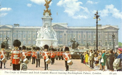 The Corps of Drums and Irish Guards Maskottchen verlässt Buckingham Palace - 1950er 