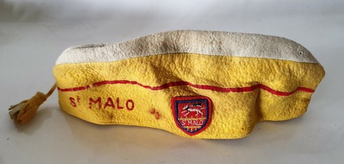 SELTENE ALTE BOMMELKAPPE AUS GELBEM FILZ SAINT-MALO und AUFNÄHER STADT BESTICKT 19. Jh.