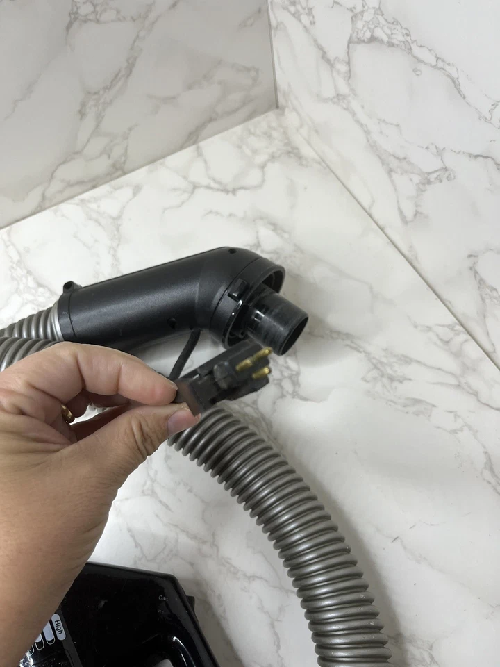 *Sistema eléctrico de limpieza para el hogar con bote de manguera Eureka Foto 3 de 3