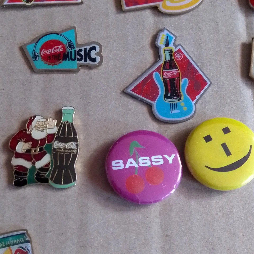 Coca-Cola Pins Konvolut Flasche & Weihnachtsmann/Santa Musik Gitarre - Bild 1 von 1