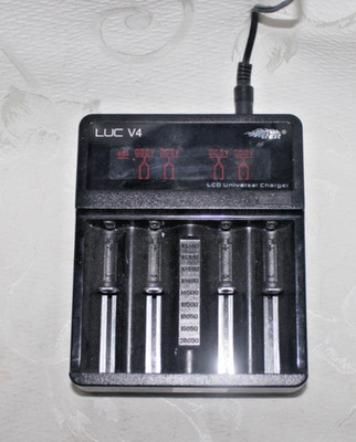 Efest LUC V4 LCD Screen UNIVERSAL Battery Charger 4 CHANNEL w AC Adapter