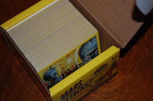Mars Attacks The Revenge-Yellow Parallel Complete Set 110 Cards-Topps 2017 /199 - Picture 2 of 3