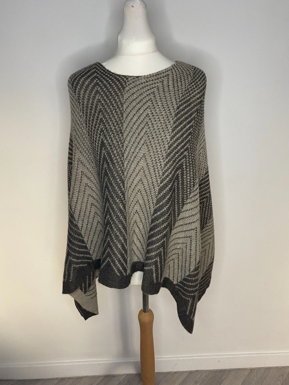 Made In Italy Brown Knit Cape Medium Poncho Wool Boho Traitors Claudia