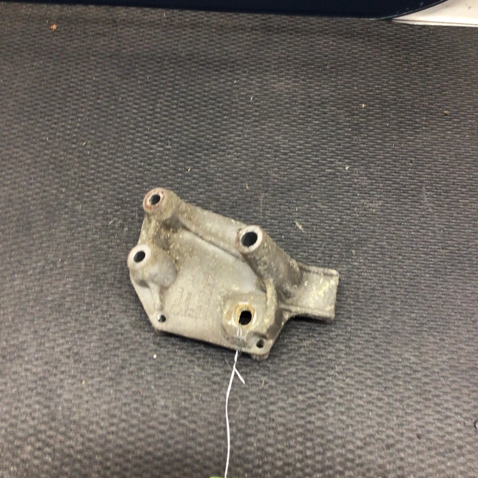 2004 Volkswagen Golf 4 portas - Suporte de montagem em bobina de ignição - Imagem 2 de 4