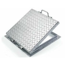 Coperchio cisterna con telaio acciaio zincato sp.30 10 070x070 h