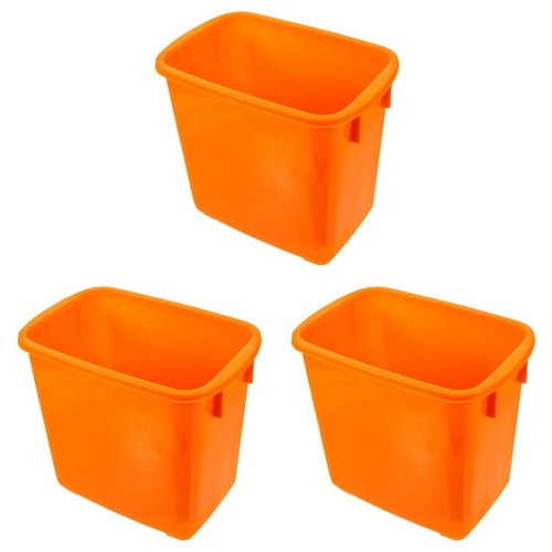 Trois verres de jus d’orange assis sur une table en bois photo – Image