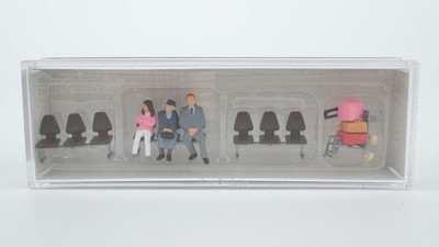 Preiser H0 10661 3 wartende Reisende, Kofferkuli, 3 Sitzreihen