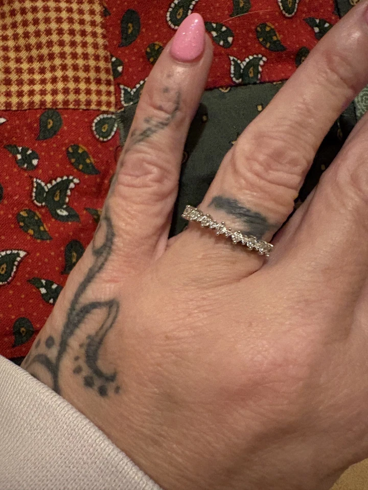 Anillo de media eternidad para dama 19 piedras de laboratorio acero inoxidable NUEVO talla L tan bonito  Foto 2 de 4