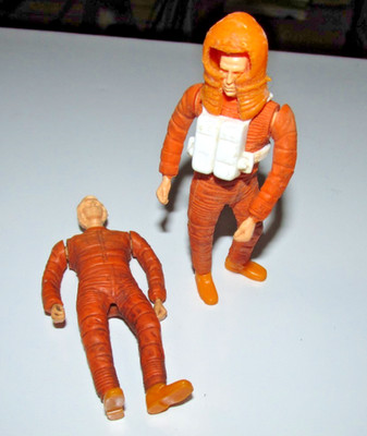 SPACE 1999 Professor Bergman & Dr Russell Figures Set Of 2 W/ Helmet & PACK