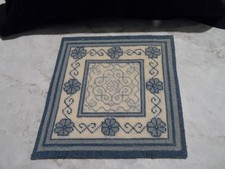 Tapis de chambre vintage maison de poupée miniatures 1:12 Petit Point 6,5"x6,5" bleu et crème fleur