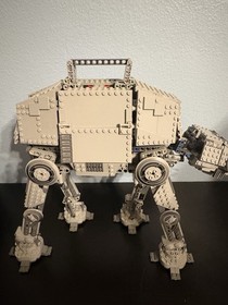 LEGO Star Wars: Motorized Walking AT-AT (10178) 3/4 Figs
