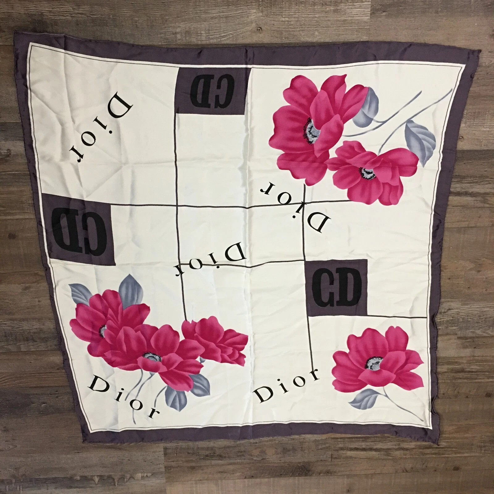 Foulard Christian Dior en soie fleurs roses bordure violette signature estampillée