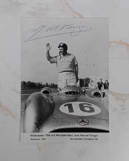 JUAN MANUEL FANGIO SIGNED MOTORSPORTS AUTOGRAPH on Promotional Photo c.1954