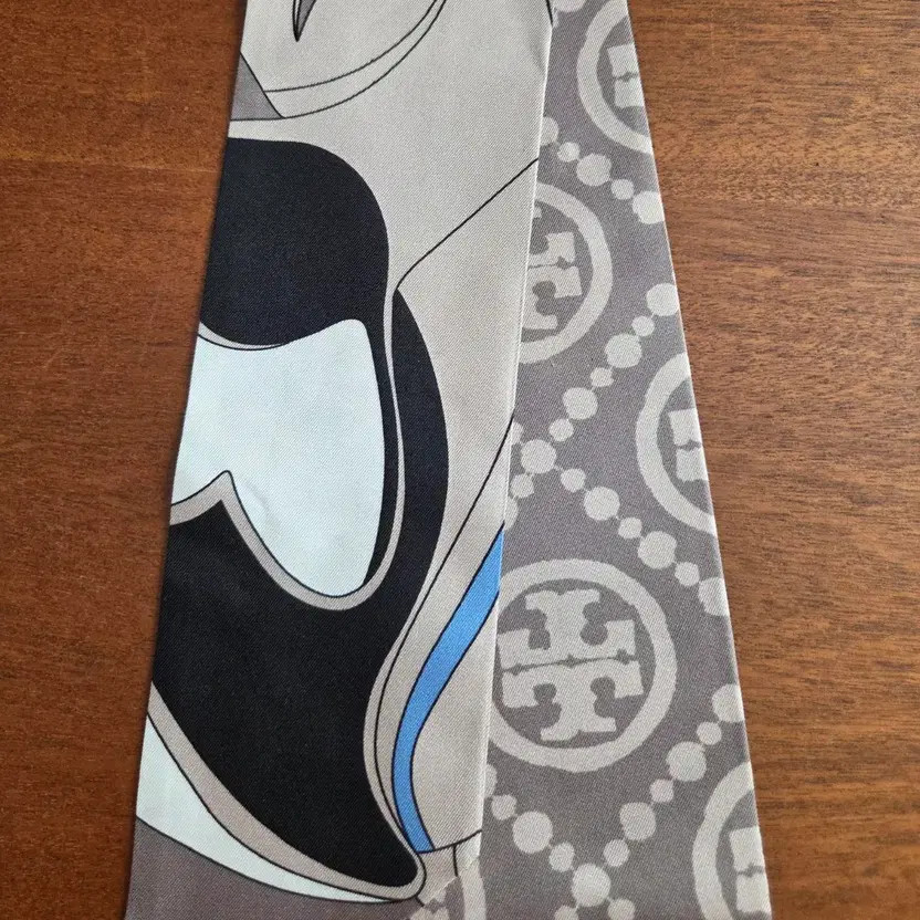 Tory Burch Silk Twilly Scarf - Reversible & Luxurious thumbnail 4