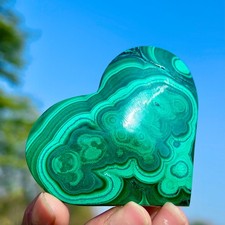 111G Natural glossy Malachite Crystal Hand-carved Heart-shaped mineral sample