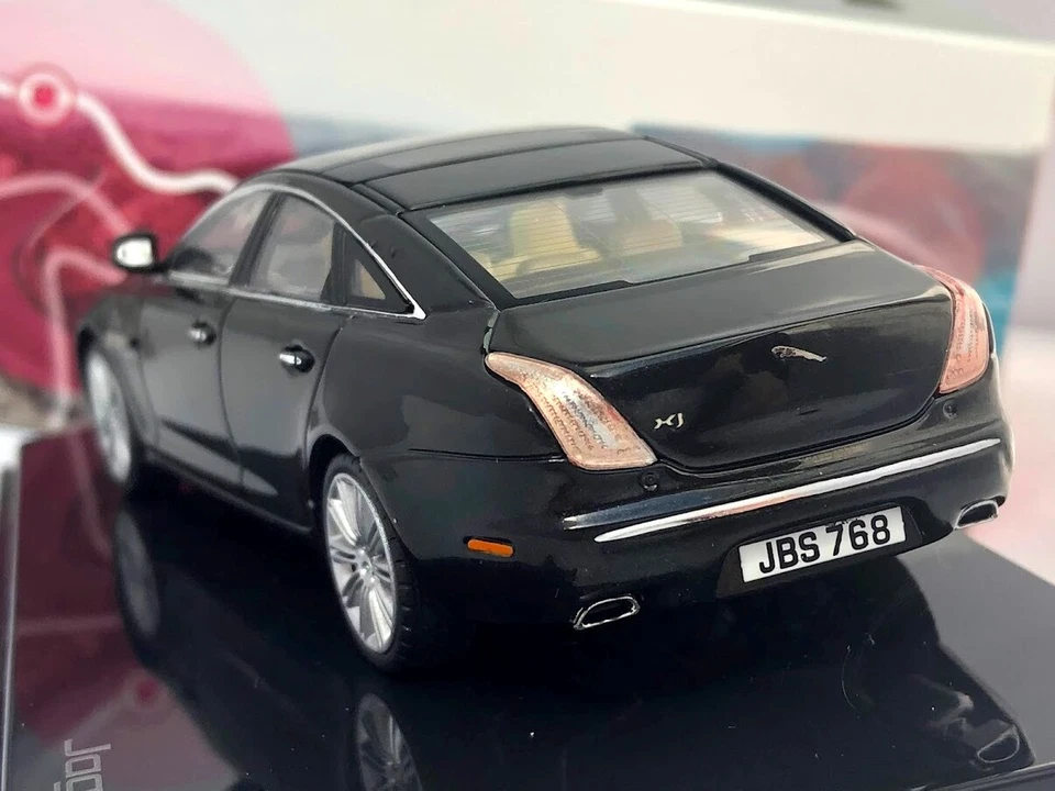 Jaguar Xj - Metallic Amethyst Black - 1/43 Modello Auto Diecast Ixo - Immagine 4 di 4