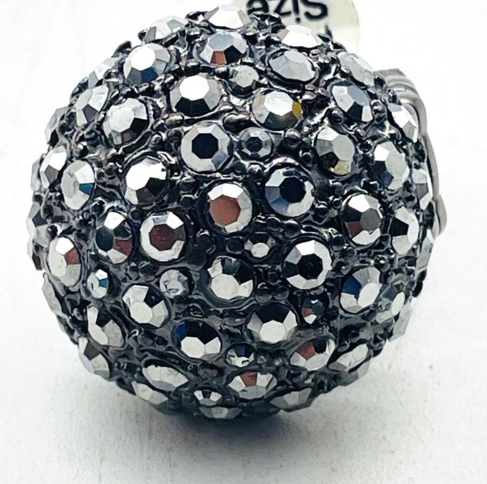 Anillo de cóctel vintage domo tono plata con pedrería iridiscente Foto 2 de 4
