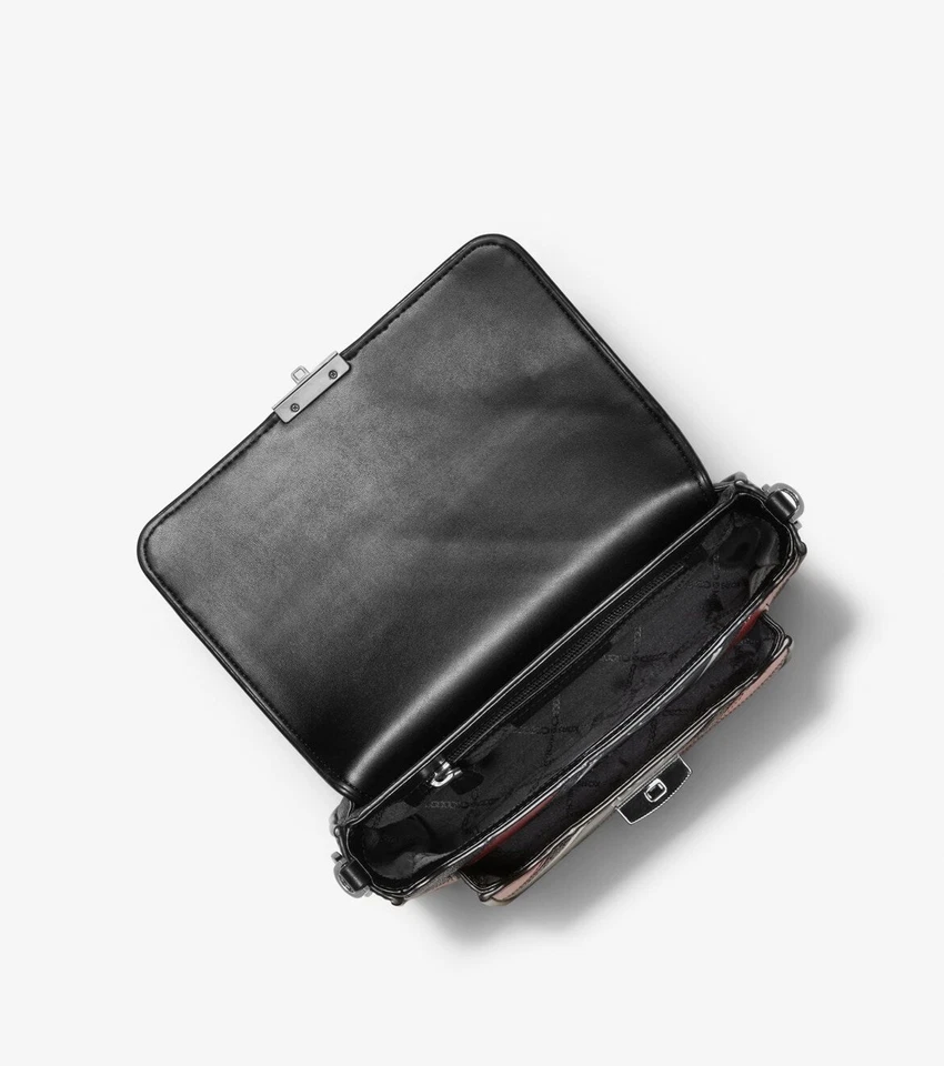 Bolso Mensajero Bradshaw Mediano Logo Repujado Rayas Foto 3 de 4